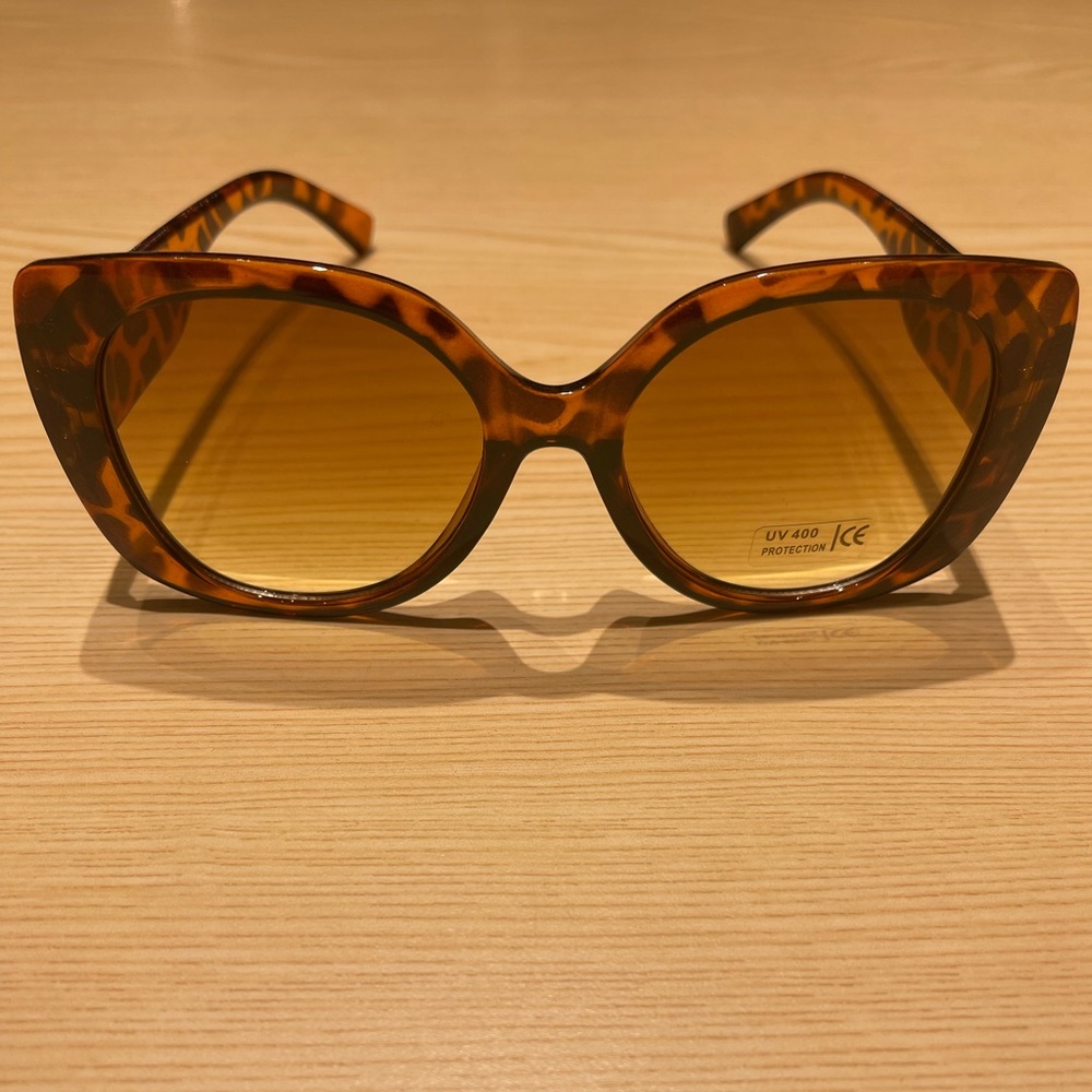 NWOT Chic Tortoiseshell Sunglasses - Picture 1 of 6